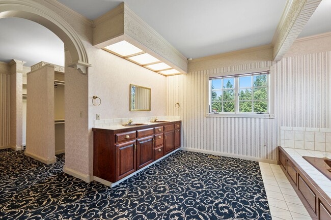 Building Photo - "Experience Luxury Living: Expansive 4-Bedroom Retreat Estate with Scenic Views and Elegant Finis...