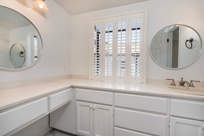 Building Photo - Updated private 2 bedroom/2.5 townhouse in...