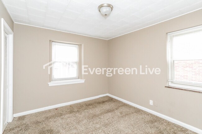 Building Photo - 5104 Lillian Dr