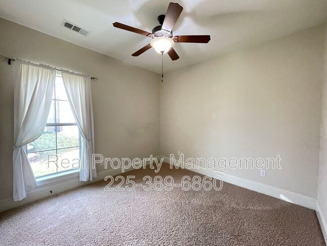 Building Photo - 10950 Hillpark Ave