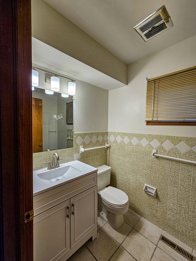 Building Photo - 101 E Hale Lake Rd