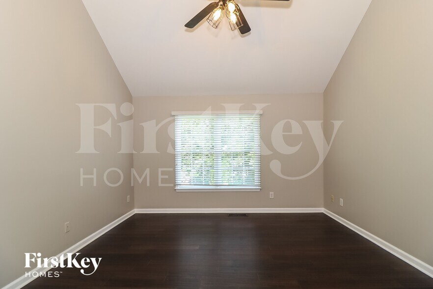 Building Photo - 189 Michael St