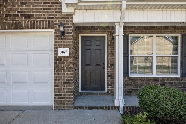 Building Photo - 1067 Muna Ct