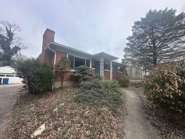 Building Photo - 3 bed, 2 full bath House in 40218 - $2,100/month