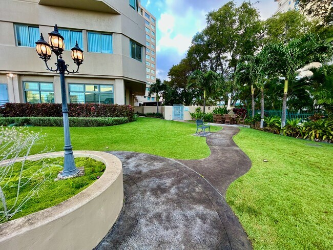 Building Photo - 1314 Kalakaua Ave