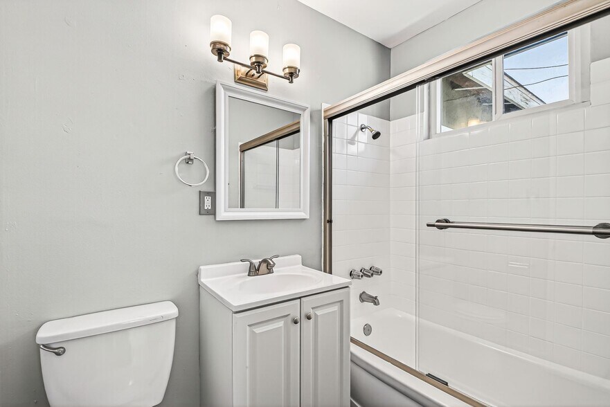 Building Photo - 539 E 11th St