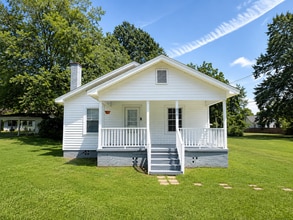 Building Photo - Two bedroom, 1 bath house in Burlington
