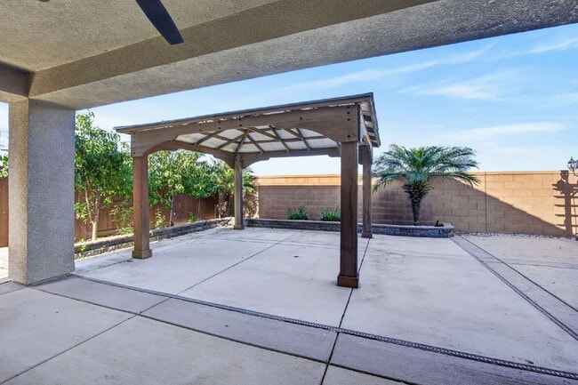 Building Photo - Charming 3-Bedroom Haven in Elk Grove with 2 Full Baths and 1603 Sq Ft of Comfort!