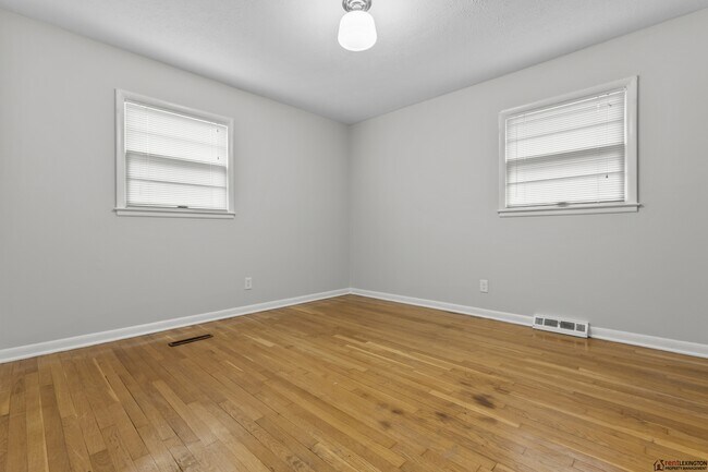 Building Photo - 2124 Violet Rd