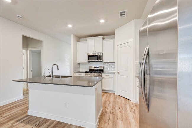 Building Photo - 31119 Myers Hvn Ln