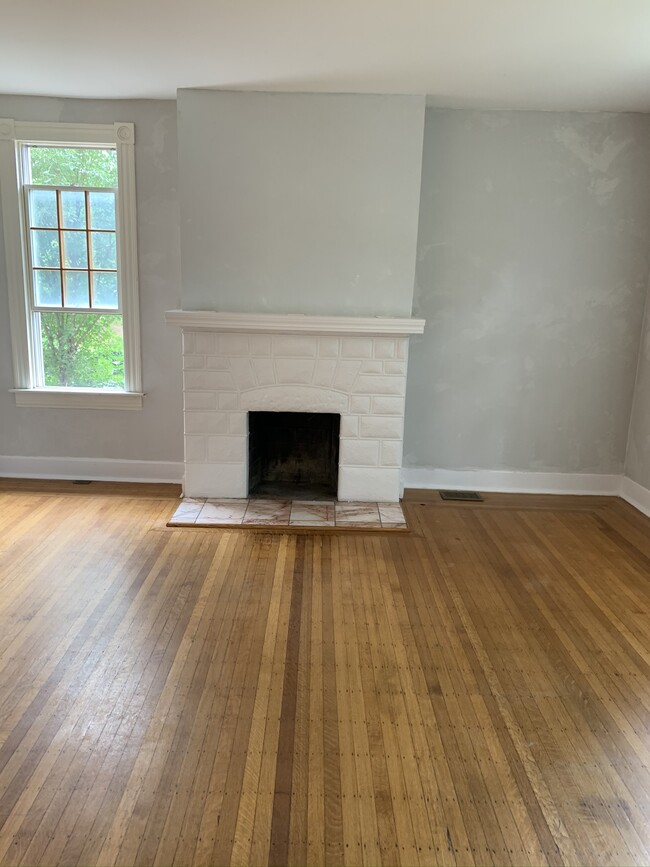 Living room lots of light - 5524 Fair Oaks St