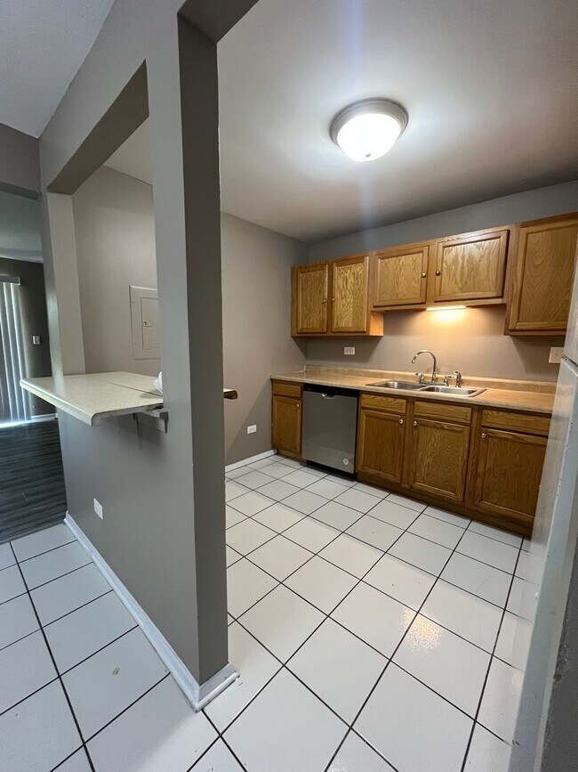 Building Photo - 526 E Spruce Dr