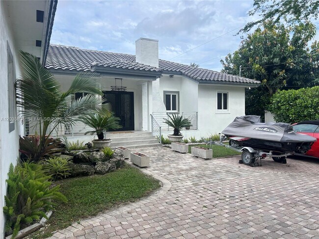 Building Photo - 12885 SW 77th Ave