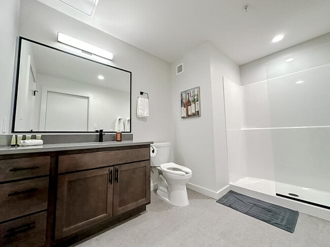 Building Photo - 403 W 4th St N