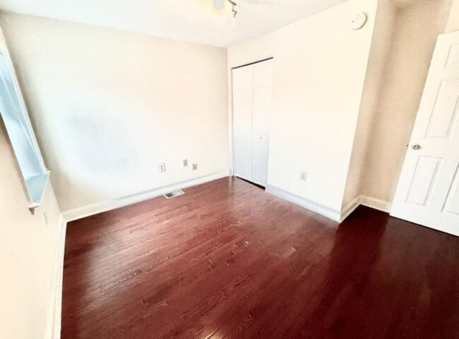 Building Photo - Shaw - Sunny 3 Bedrooms/Two full Baths