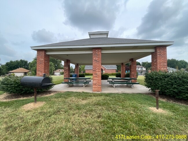 Building Photo - 834 S Duke Ave