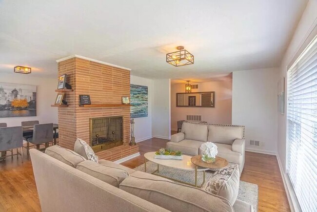 Building Photo - 614 Camellia St N E