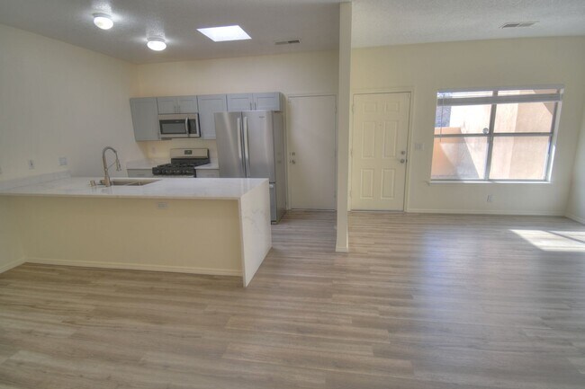 Building Photo - North Valley Townhome Ready NOW!