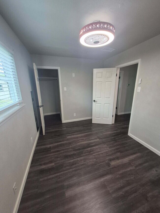 Building Photo - 3 bed/2 bath in Kirby