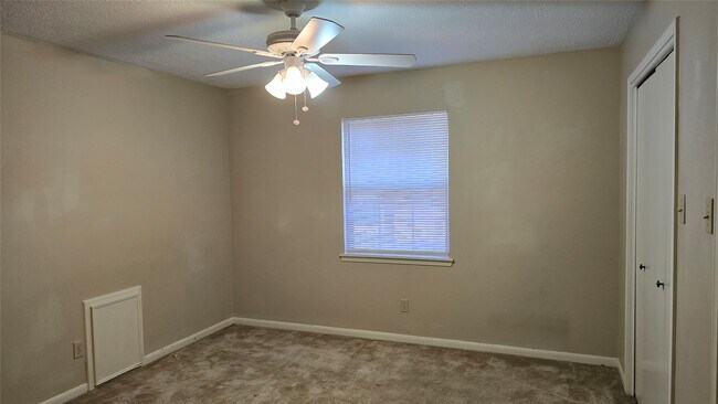 Building Photo - 6207 Jadecrest Dr