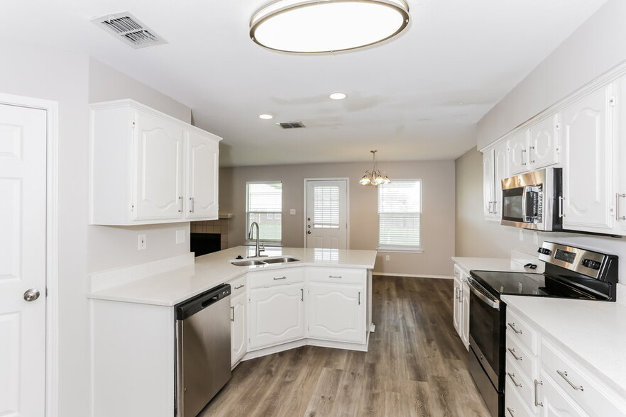 Building Photo - 950 Silver Streak Dr