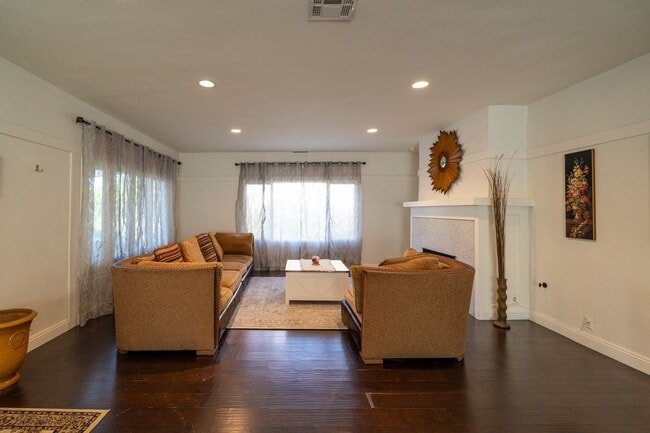 Building Photo - 6407 Dix St