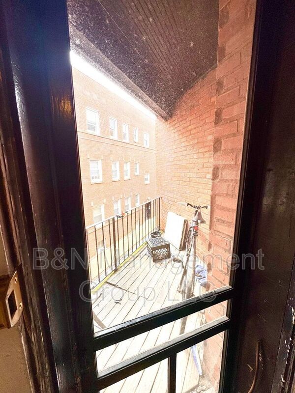 Building Photo - 1057 W Dakin St