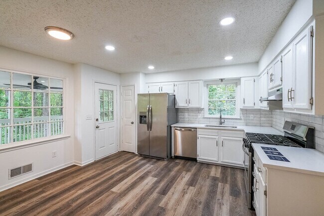 Building Photo - 317 E Claiborne Ct