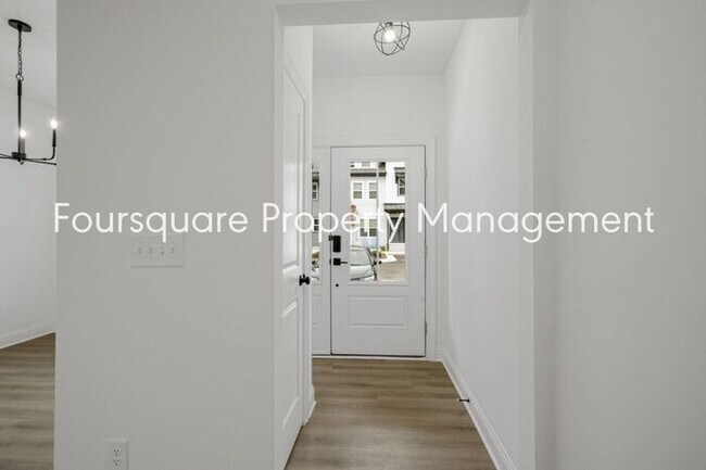 Building Photo - Modern 4-Bed / 3.5-Bath Townhome with Main Level Hard-Surface Floors , Back Patio – Easy Access t...