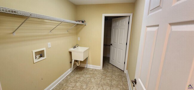 Building Photo - 402 Nandina Ct
