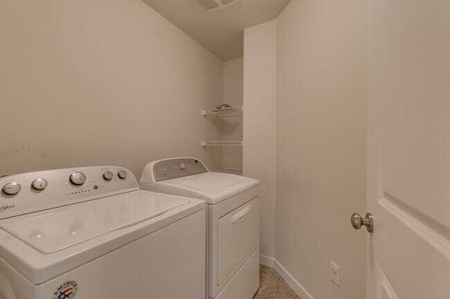 Building Photo - Bright and spacious 3 bed home in nice Lynnwood location!