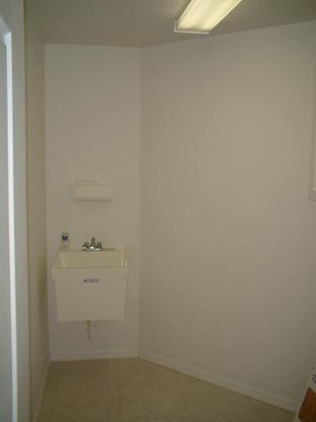 Building Photo - 1512 SE 20th St