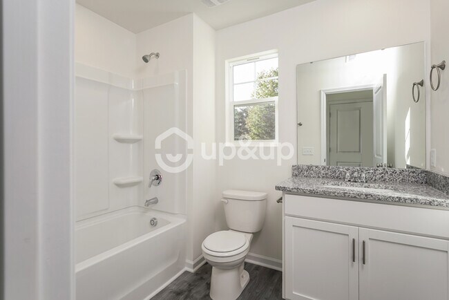 Building Photo - Fantastic 3bd/3ba home! Coming soon!