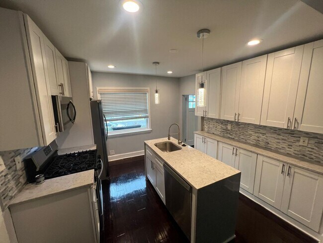 Building Photo - Cozy 3 Bedroom 2 Bath Single Family Home i...