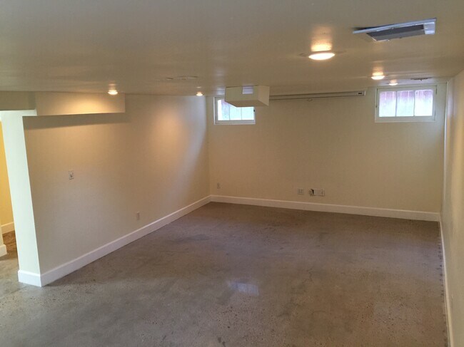 Building Photo - 3939 Wyandot st