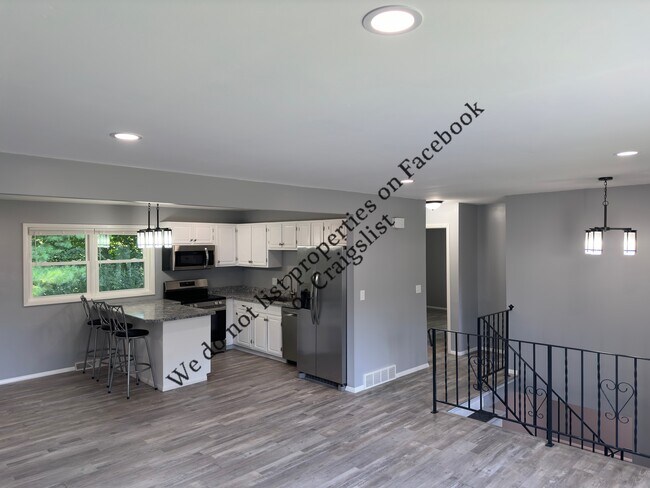 Building Photo - 13 Pawling St