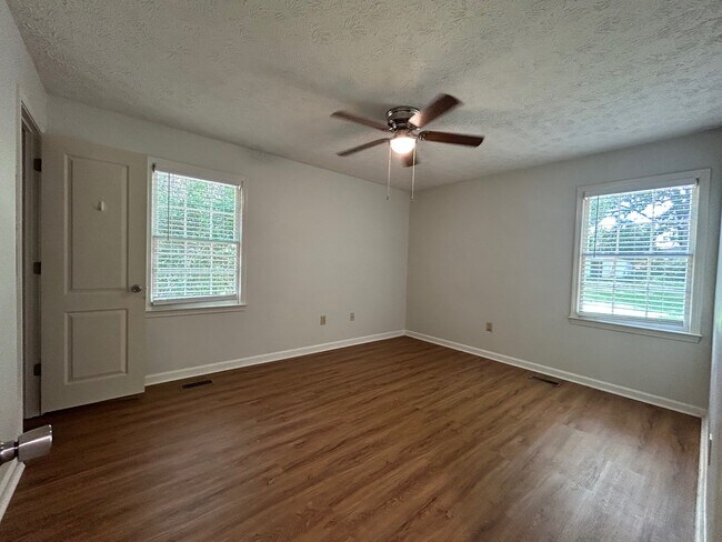 Building Photo - 1080 Lois Ln