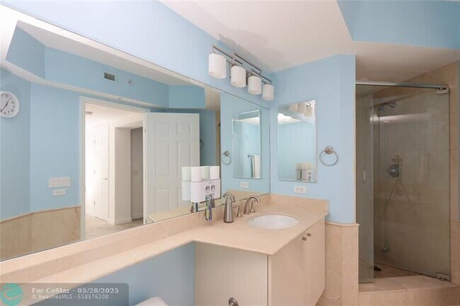 Building Photo - 411 N New River Dr E