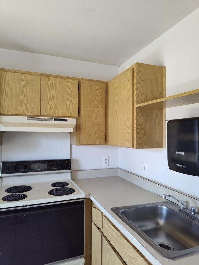Building Photo - Welcome to Silver Springs Shores–Plaza Rid...