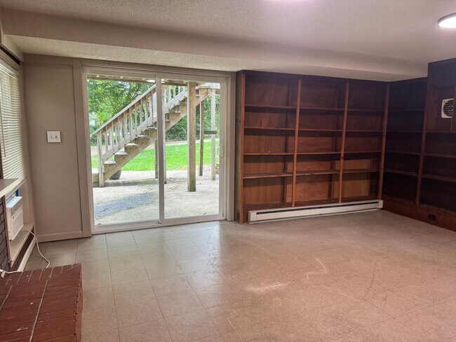 Building Photo - Spacious 1 Bedroom Apartment - Will keep you cool this summer!