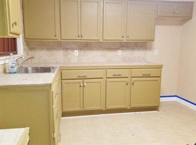 Building Photo - 12116 Hoblitzelle Dr