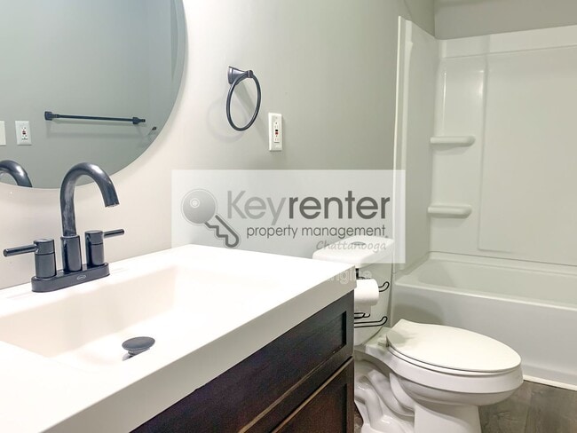 Building Photo - 827 Woodmore Ln