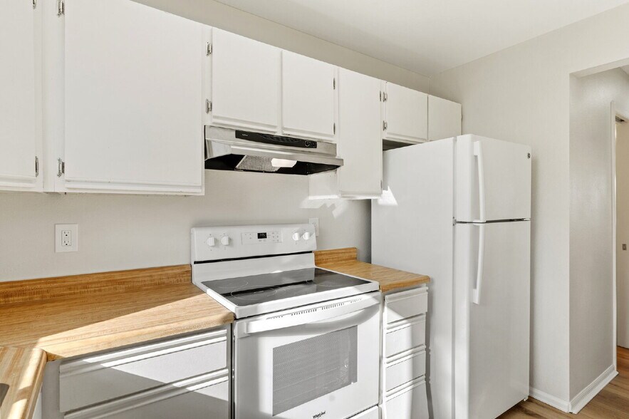 Building Photo - Upgraded 3-Bed Townhome Just Minutes from ...