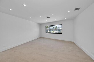 Building Photo - 840 SE 22nd Ave