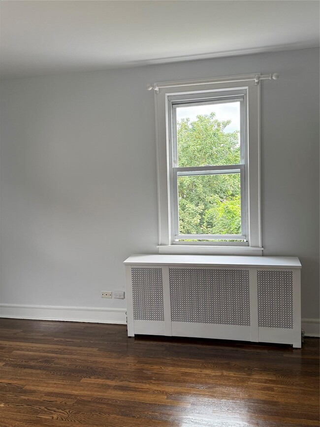 Building Photo - 109 Greenvale Ave