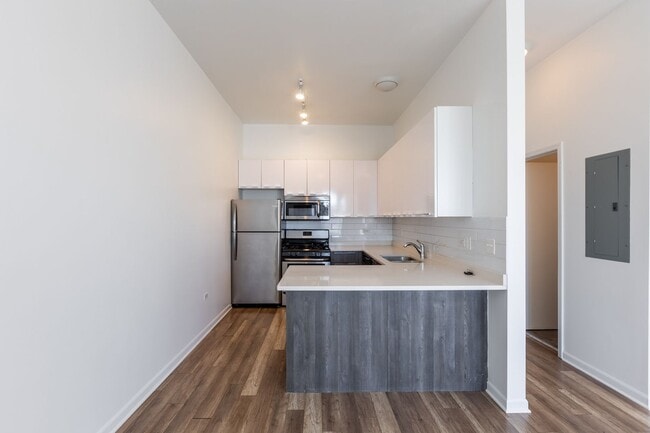 Building Photo - Spacious 3 Bed 2 Bath Duplex Up, In unit W/D in Humboldt Park!