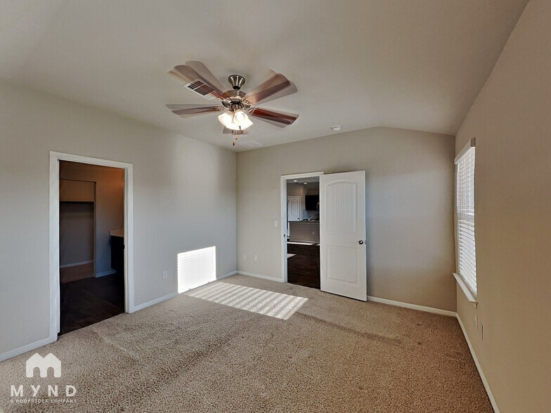 Building Photo - 10808 Seguin St