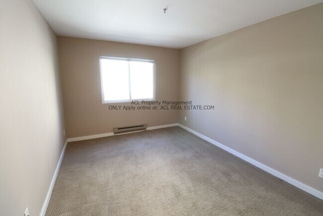 Building Photo - Perectly Located, **PET FRIENDLY** Spaciou...