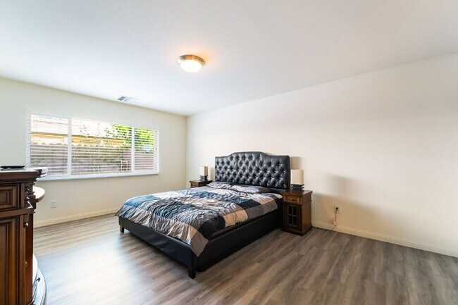 Building Photo - 4 bedroom home, 4 bathrooms,  with a fully self  contained casita with a 3 car garage