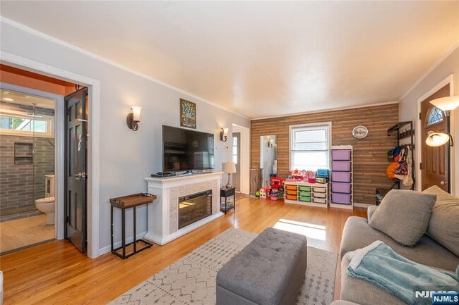 Building Photo - 16-15 Well Dr